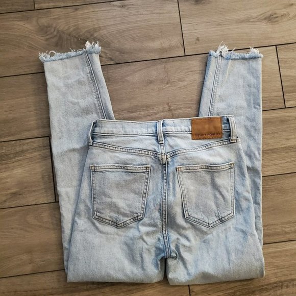 DENIM FORUM | The Yoko High Rise Slim in Light Blue Wash (Size 25) - Picture 9 of 14